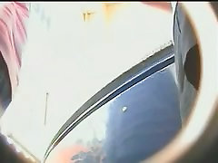 Upskirt candid camera video di una donna per la strada