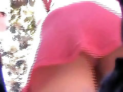 Upskirt voyeur sigue a una chica en un vestido de color rosa, y la coincidencia de las bragas