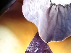 Porno longue chevelure brune dans une grande robe violette debout à un arrêt de bus