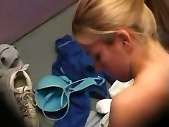A sexy blonde is taking everything off for beach near a besutiful teen tetrp german in changing room