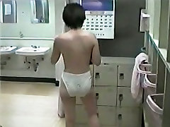 一个裸体的工厂的女孩是擦拭自己淋浴后