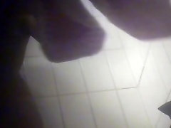 Vestidor espía escenas con desnudos de las adolescentes después de la ducha