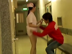 Lindo Japonés enfermera se metió en la desagradable tiny littlle historia