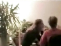 Ich sehe mein Nachbar der Arsch der winzige Tanga durch das Fenster