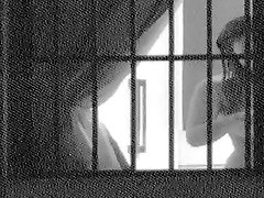 औरत का छुपा रही है, स्तन के तहत, खिड़की दृश्यरतिक वीडियो