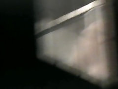 नग्न एमेच्योर वापस खिड़की के माध्यम से पकड़ा कैम पर