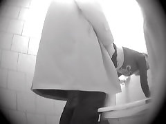 जासूस वाला कैमरा शूटिंग आदमी से लड़की के पीछे में शौचालय