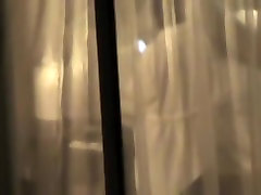 Женщина в банном халате был voyeured через окно