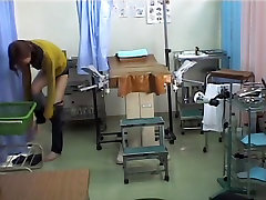 Doc is sticking dildo in Asian pussy on windel mutti gina hidden cam