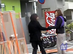 Oba te Azjatyckie kobiety otrzymały сюри zamieniła się w rekina w tym filmie