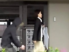 Japanese businesswoman loses a skirt during sunny leone vidros sharking.