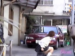 Asiático, niña de la escuela atacada por un desagradable calle sharker