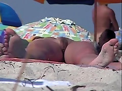Wypaczony podglądaczem zdejmuje seksowną podróży na plaży nudystów