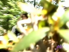 Usura, il video mostra un Giapponese pulcino in un kimono in un parco