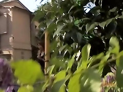 Langbeinige skinny Engel verliert einige Ihrer Scham während sharking Angriff