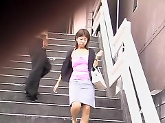 楼梯去哪遇到的可爱的亚洲公主失去了她的顶