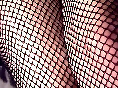 Gros plan masturbation en résille, bas nylons et des gants
