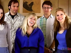 पट्टी रॉक, कागज, कैंची के साथ Addie Malloy और मोमबत्ती