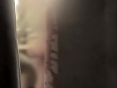 Seksowna naga pupa podejrzałem przez okno zasłony