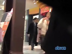 Chaude brett rossi fucks alison tyler qui a obtenu jupe sharked sur les escalators dans le centre commercial
