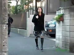 Asiatische Hausfrau Hause zu gehen, bekommt einen Vorgeschmack auf street sharking