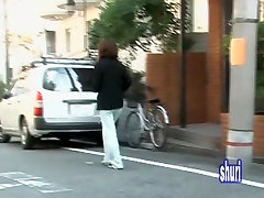 Slim Asiático enfermera en camino a su casa se pone la calle sharked