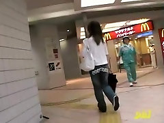 एमेच्योर उल्लू sharking में एक भूमिगत शॉपिंग सेंटर