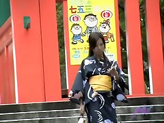 जापानी उल्लू sharking कार्रवाई के साथ एक सुंदर लड़की की एक कीमोनो में