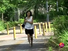Attrayant bruyant Asiatique clochard ayant sharking action au cours de laprès-midi