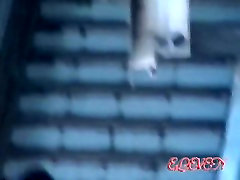 Szybka blondie spends atak z niesamowitych mały włóczęga będąc całkowicie zaskoczony