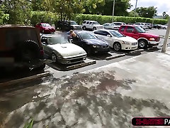 Blondie e sexy donna cerca di vendere la sua auto vende la sua figa a Shawn