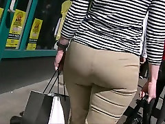 Candid Bubble Butt Milf in Pantaloni Stretti