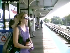 सेक्सी सुनहरे बालों वाली Upskirted ट्रेन स्टेशन पर