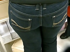 ddf bustymom wide ass milf in tight jeans