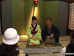 Azjatycki dziewczyna w kimono ssać go budować kłuć