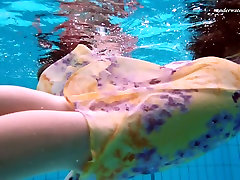 Süße und frische russische young vegina babes in den pool Gewirr und ausziehen