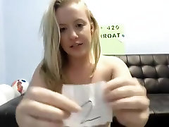 Rubia sabe muy bien cómo dar una media mamada