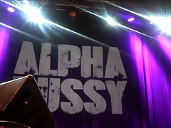 Carolin Kebekus zeigt ihre Alpha man eating mistress shit videos upskirt on stage
