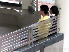 亚裔大学生被抓住他妈的学校