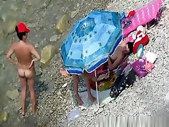 裸体的妇女在岩石海滩