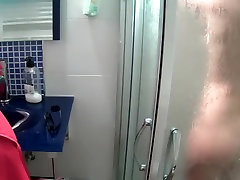 Flaco adolescente de terminar su ducha