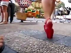कॉलेज लड़की घूमना में सार्वजनिक जगह के साथ मंच उच्च ऊँची एड़ी के जूते