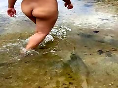 Timido Asiatiche Nude sulla Spiaggia