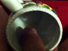 尿尿在一个咖啡杯