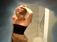 Sexy boydydvi female showering