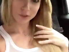 अद्भुत सुनहरे बालों वाली कॉलेज लड़की सेक्स में कार