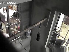 nackt bügeln in der nähe von fenster