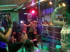 leidenschaftliche bitches tanzen und pfote gegenseitig unter der dusche in der nacht club