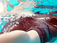 Seductive swimming babe Nata Szilva shows tricks under the water