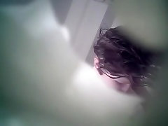 espiando a una joven chica de la ducha